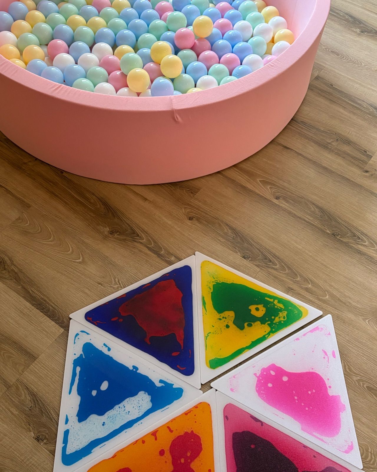 Bällebad in Pastellfarben und Sensorik-Bodenplatten mit Flüssigkeit im Bewegungs- und Sensorikraum